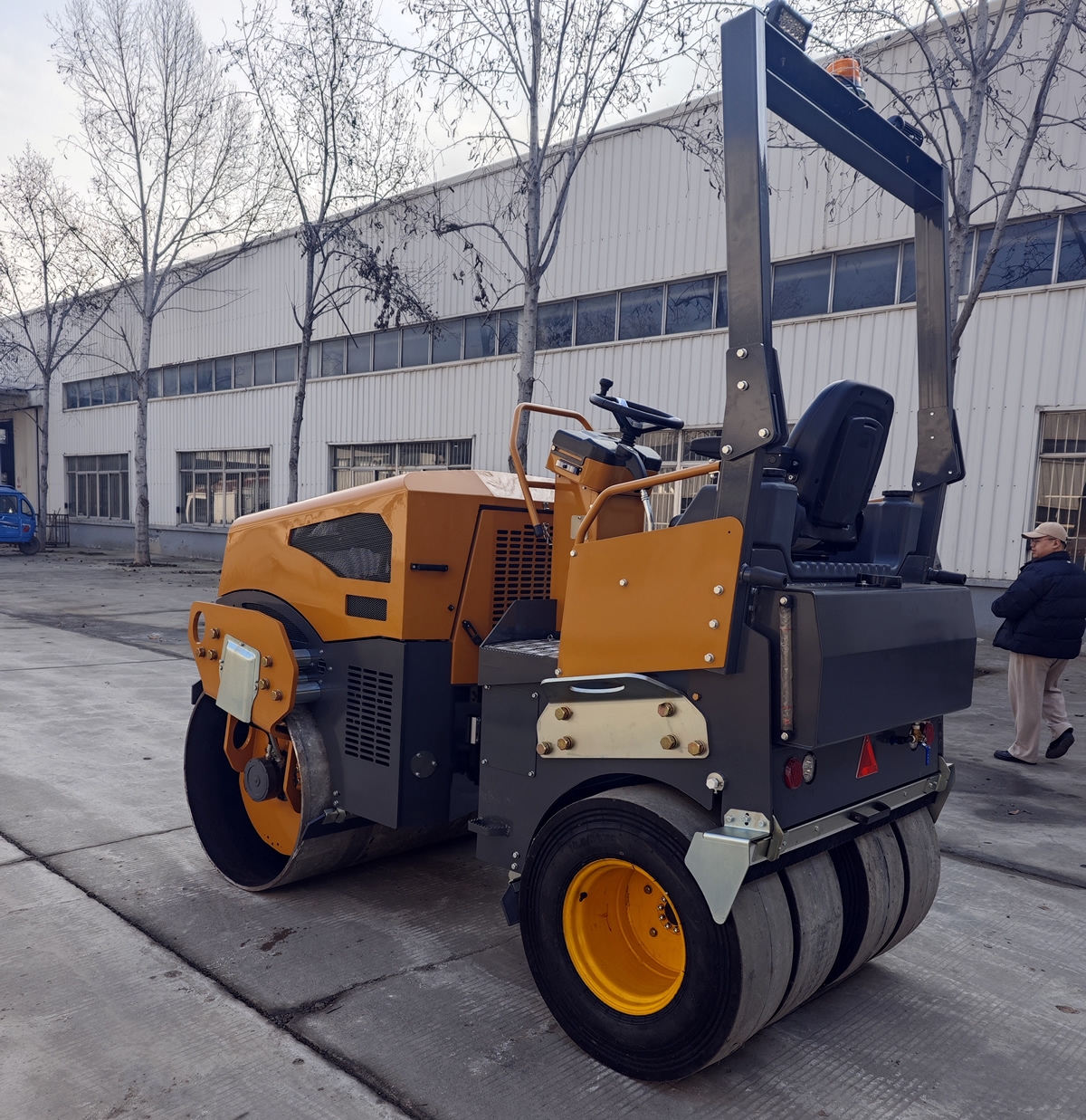 奔馬5噸小型座駕前鋼輪后膠輪壓路機BM5000D